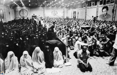 نماز جماعت زندانیان تواب به امامت شهید سیداسدالله لاجوردی در حسینیه زندان اوین