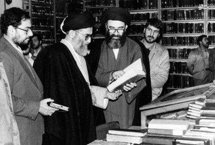 بازدید رهبر معظم انقلاب از کتابخانه آیت الله العظمی مرعشی نجفی در اسفند 1370