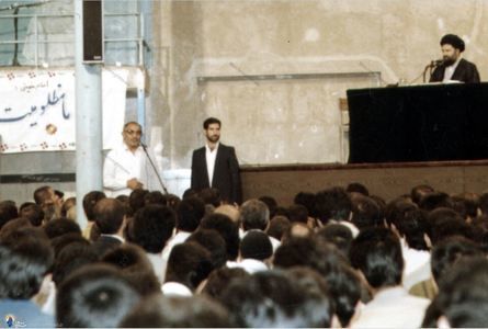 شهید سید اسدالله لاجوردی به اتفاق کارکنان زندان ها در دیدار با مرحوم حاج سید احمد خمینی