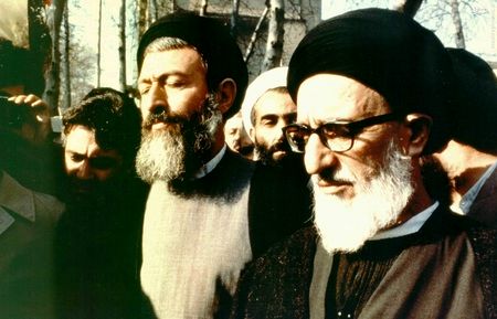 حضور آیت الله طالقانی و آیت الله بهشتی در تظاهرات سیاسی علیه رژیم پهلوی در دوران انقلاب اسلامی1357