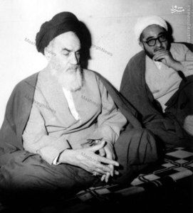 1358، آیت الله شیخ صادق خلخالی در کنار امام خمینی