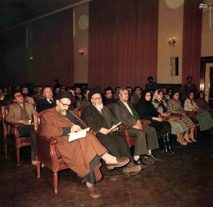 شهید بهشتی  در ج‍ل‍س‍ه ق‍ض‍ات دادگ‍س‍ت‍ری همراه با آیتالله ع‍ب‍دال‍ک‍ری‍م م‍وس‍وی اردب‍ی‍ل‍ی و م‍ح‍م‍د ب‍اق‍ر م‍ه‍دوی ک‍رم‍ان‍ی