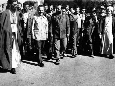 استاد سید علی اکبر پرورش در کنار آیت الله خامنهای، آیت الله هاشمی و شهید رجایی در دزفول 