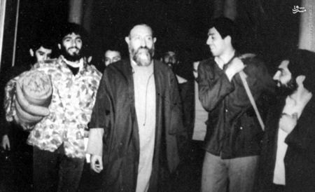 آیت الله دکتر بهشتی در حین حرکت در میان جمعی از جوانان