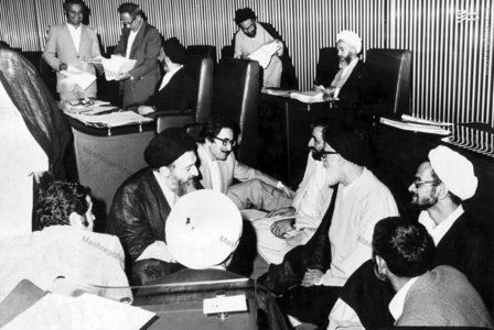 استاد سید علی اکبر پرورش در کنار آیت الله طالقانی، آیت الله بهشتی و برخی از نمایندگان مجلس خبرگان قانون اساسی در حاشیه این مجلس
