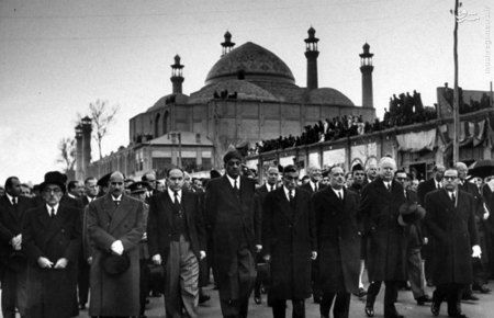 نمایی از تشییع جنازه سپهبد حاجیعلی رزم آرا از مدرسه سپهسالار تهران